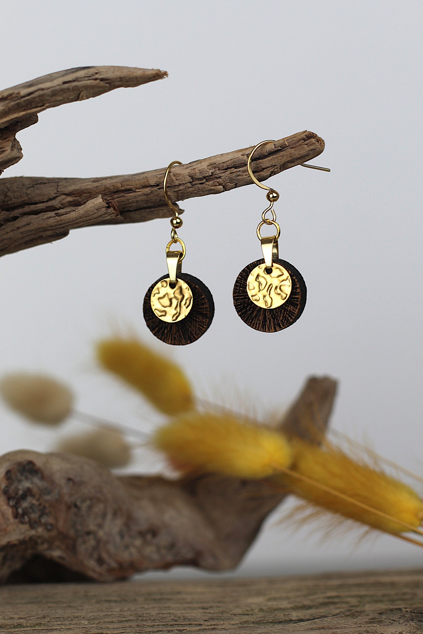 Holzohrringe Eichenholz und Gold strukturiert