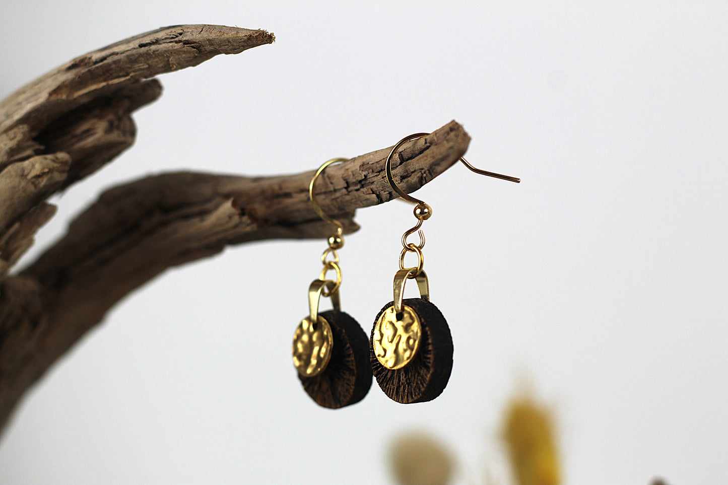 Holzohrringe Eichenholz und Gold strukturiert